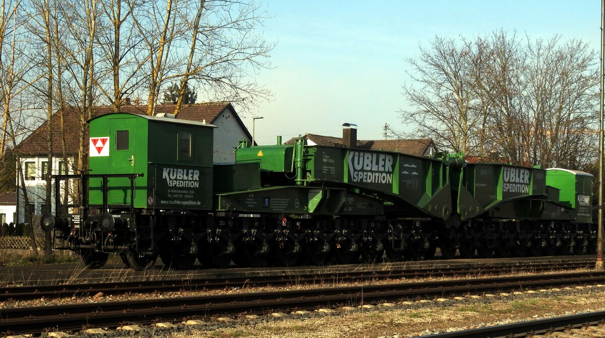 Schnabeltragwagen leer, 996 0 005-0 der K�bler Spedition in V�hringen am 05.12.2015. Leerer Wagen mit zusammengesetztem Tragschnabel.