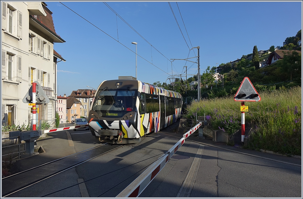 Schnappschuss am Bahnübergang: der Von Sarah Morris gestaltete Lenkerpendel  Monarch  erreicht in Kürze Montreux.

9. Mai 2020