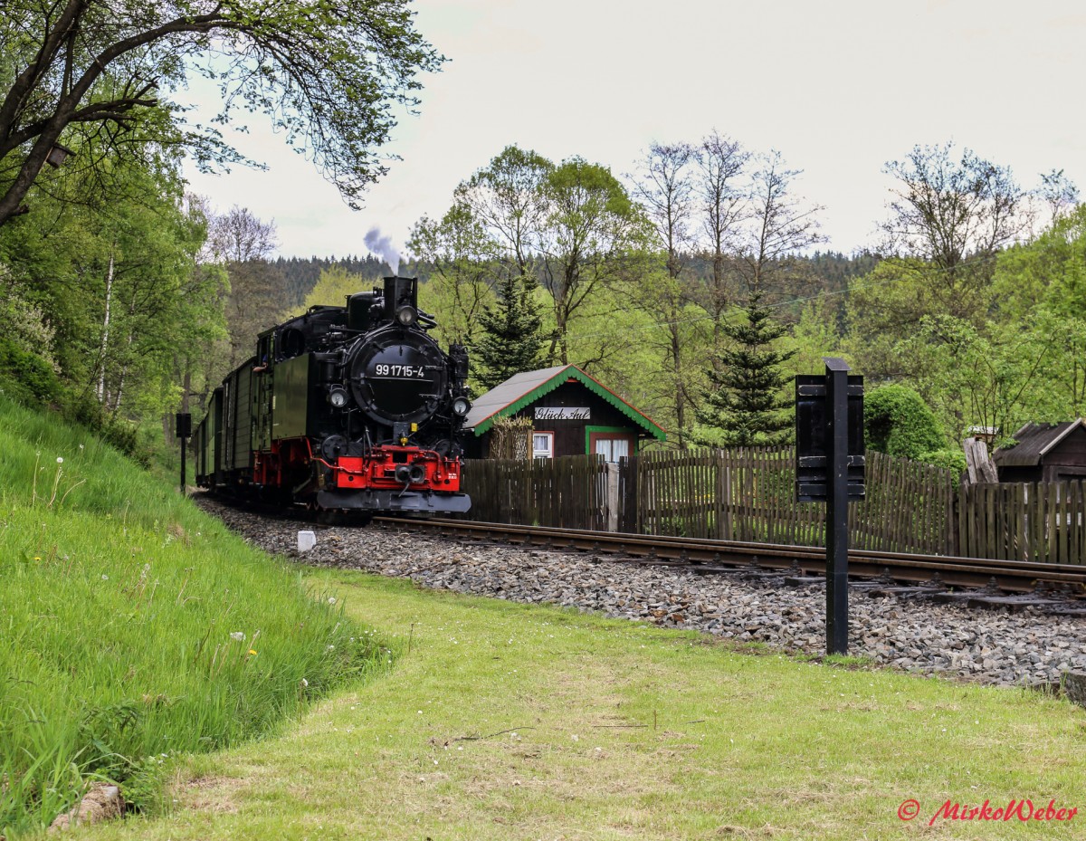 Schnaufend kommt sie den Anstieg hoch und F�hrt in den Bahnhof J�hstadt ein.
23.05.2015