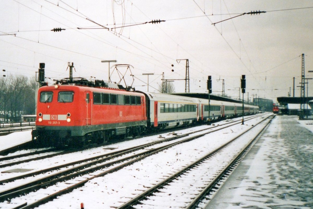 Schnee und 110 257 (mit Belgischer Zug) waren am 13 J�nner 2000 in K�ln-Deutz.