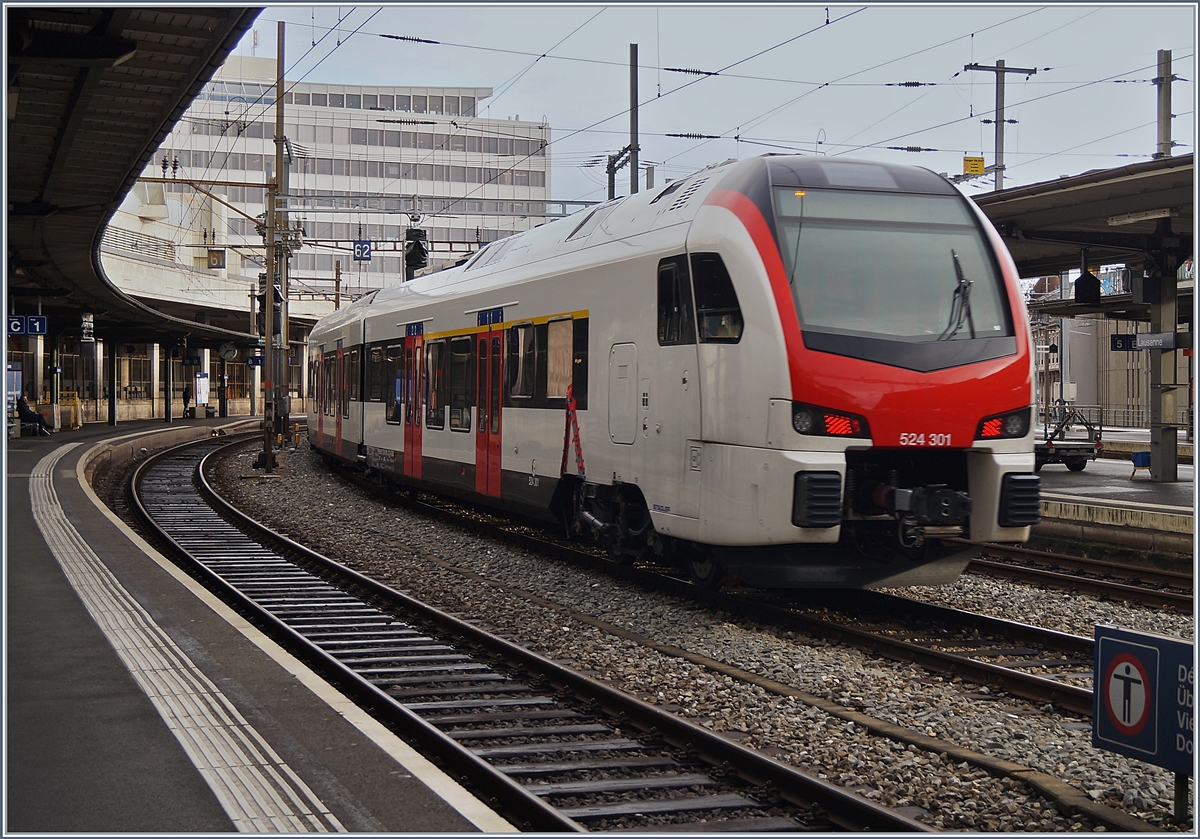 Schneller als erwartet und damit leicht Bewegnngsunscharf verlässt der neue TILO FLIRT RABe 524 301 (UIC 94 85 2 524 301-0 CH-SBB) Lausanne. 

28. Nov. 2019