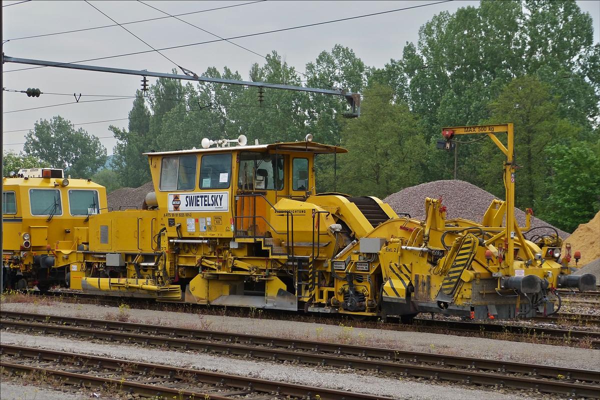 Schnellschotterplaniermaschine SSP 110 SW,( Schweres Nebenfahrzeug 99 81 9225 001-2 SKL-X (ex  SKL-X 965 017-7), gebaut 1987 von der Deutsche Plasser Bahnbaumaschinen G.m.b.H. unter der Baunr. 431, Betreiber ist die Schienenbaufirma SWIETELSKY G.m.b.H.,                                                                  Technische Daten:  Eigengewicht von 36 t, Spurweite 1435mm, Länge über Puffer 17,23 m,                                                               Höchstgeschwindigkeit 100km/h, gesehen im Bahnhof  Ettelbrück.  18.05.2016