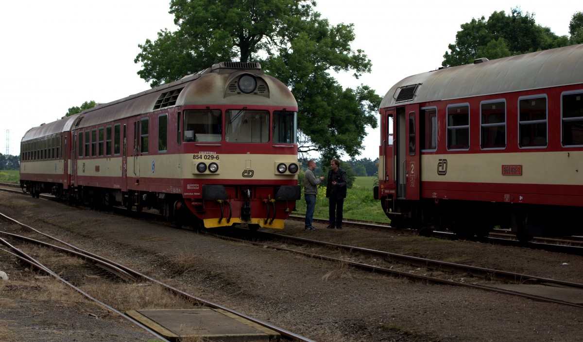 Schn fr den Fotografen (Fotohalt)und die Triebwagenfhrer, die nun Rauchen knnen, schlecht fr die Weiterreise, den es geht im SEV weiter ab Kropacova Vrutice.
Es knnen 2 TW der Baureihe 854 abgelichtet werden.30.05.2014 10:34 Uhr