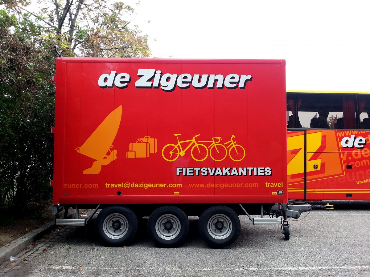 Sch�n gestylter Radanh�nger vom Van Hool T916 Astron von De Zigeuner/Belgien im Juli 2014 in Krems.