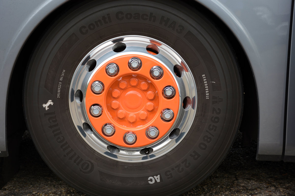 Sch�ne Radkappe am Setra 516 HDH von der Bustouristik STECHER aus der BRD in Krems.