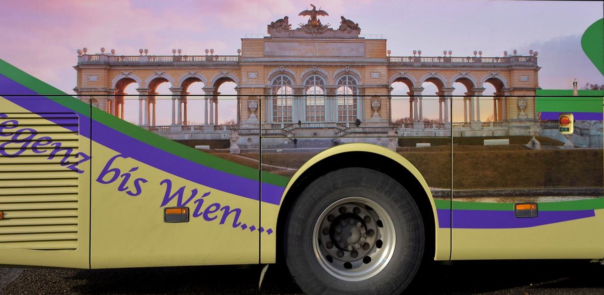 Sch�nes Seitendekor (Wien,Gloriette,Sch�nbrunn) am Mercedes Tourismo von STEGNER Reisen aus �sterreich im Okt.2017 in Krems.