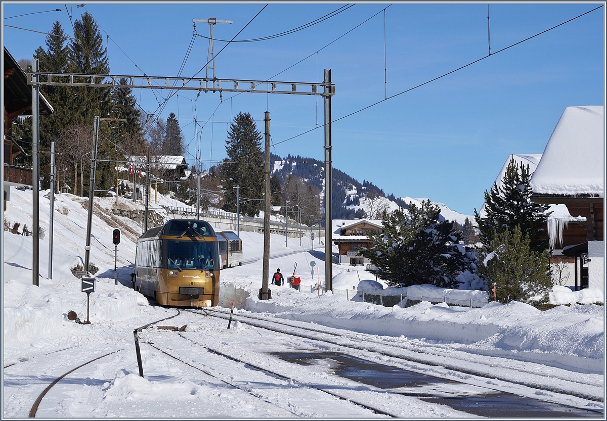 Schönried, und seine herrlich krummen Holzmaste - doch wie das Bild zeigt, können auch Stahlmaste ziemlich krumm stehen... 

Der IR 2119  GoldenPass MOB Panoramic  Zweisimmen - Montreux erreicht den Bahnhof Schönried. 

6. Feb. 2019