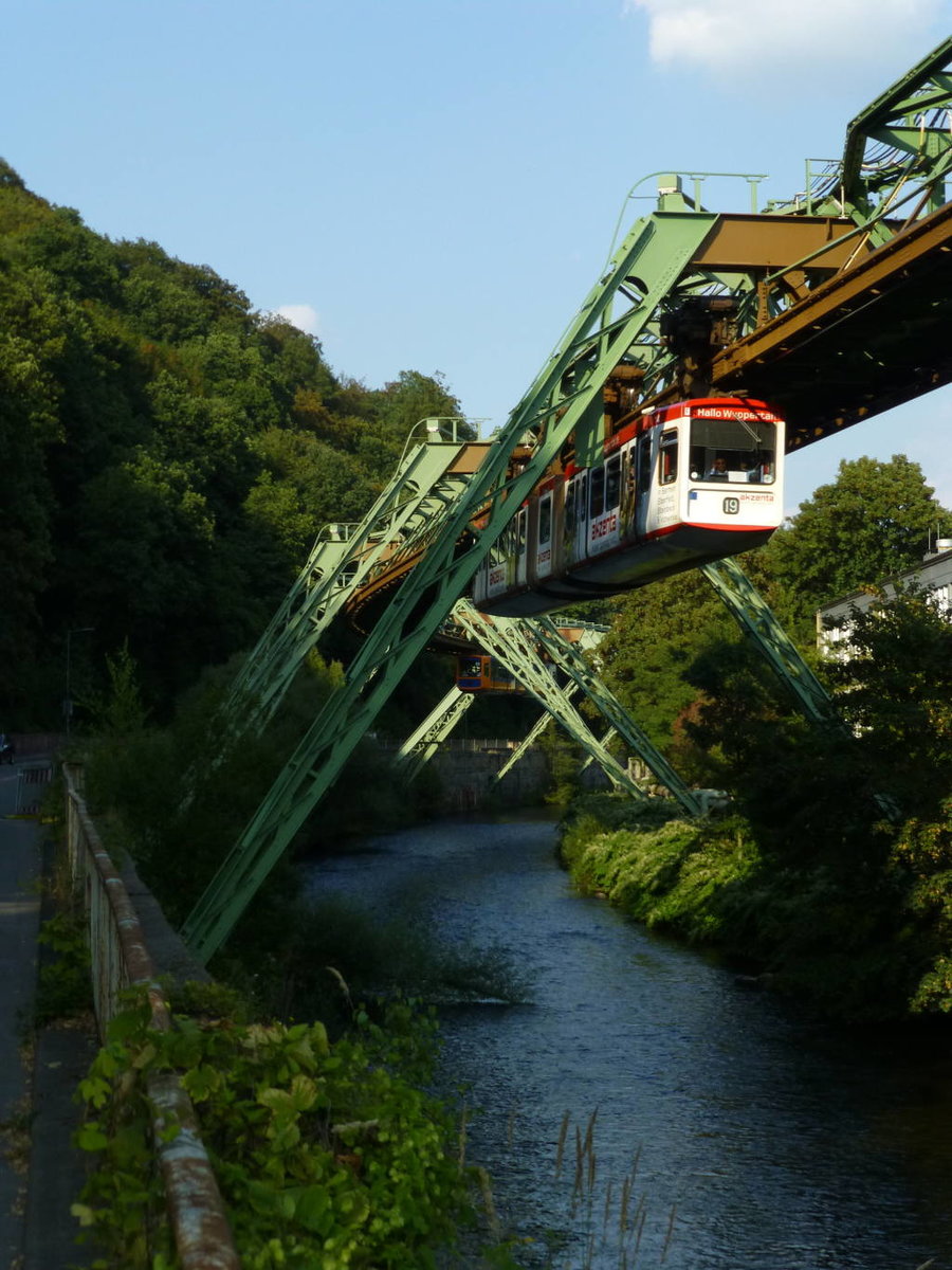 Schwebebahn vom Hardtufer aus gesehen: Wagen 14 am 31.08.16 zwischen Völklinger Str. und Landgericht.