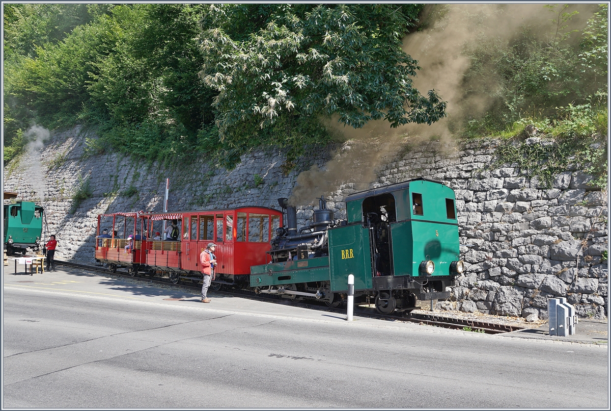 Schweizer Dampftage Brienz 2018: die BRB H 2/3 N° 5 wartet ma östlichsten Ende des BRB Bahnhofs von Brienz auf Fahrgäste nach Gäldried (und zurück).
30. Juni 2018