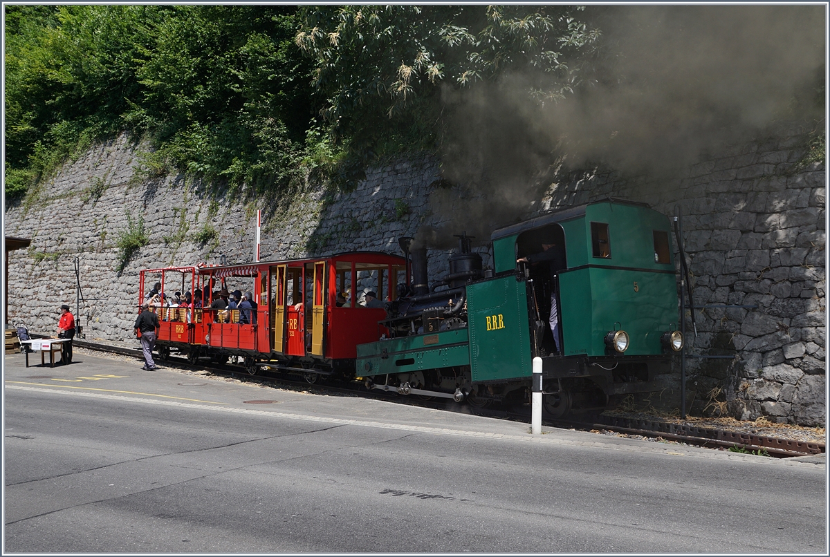 Schweizer Dampftage Brienz 2018: die BRB H 2/3 N° 5 wartet ma östlichsten Ende des BRB Bahnhofs von Brienz auf Fahrgäste nach Gäldried (und zurück).
 30. Juni 2018 