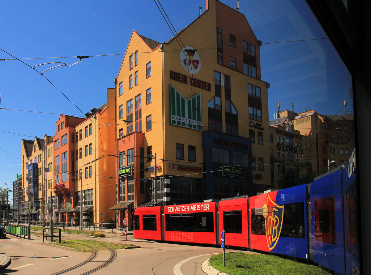 Schweizer Meister in Deutschland! Kombino 306 beim grossen Zentrum, wo alle (?) Basler ihre Einkäufe machen kommen, gerade jenseits der schweizer Grenze in Friedlingen (Weil am Rhein). 20. August 2020