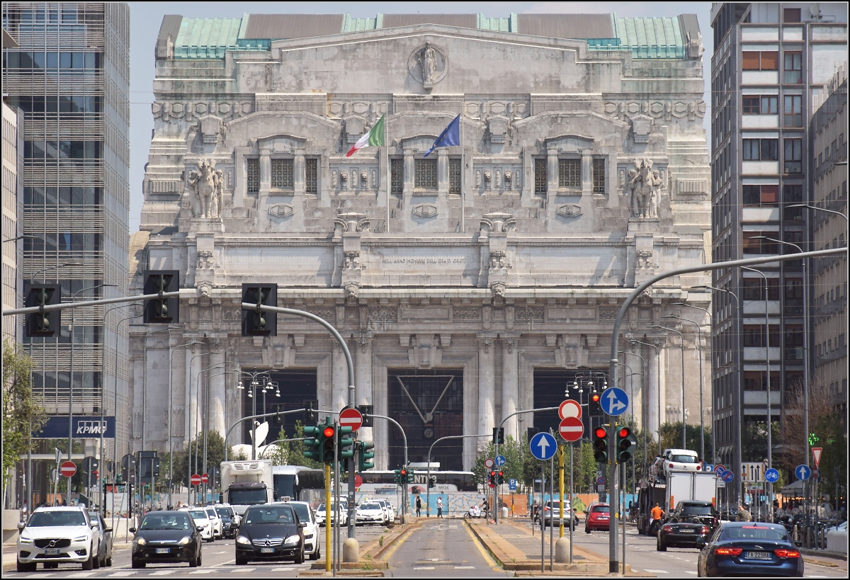 Schwer beeindruckend, deswegen gleich nocheinmal, die  südliche Endstation  der SBB... Milano Centrale, Juni 2018. 