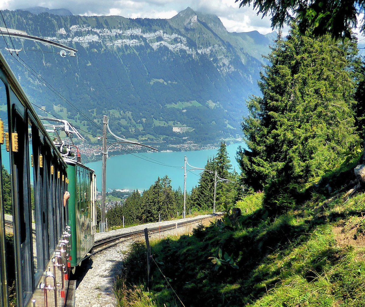 Schynige Platte Bahn: Lok 63 im Abstieg unterhalb Breitlauenen mit Blick auf den Brienzersee. 22.August 2014.