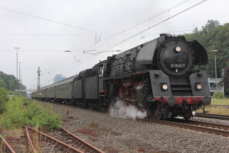 SDZ 97 mit der 01 1533-7 auf dem Weg nach Kiel am 26.07.2014 bei der Durchfahrt in Tostedt.