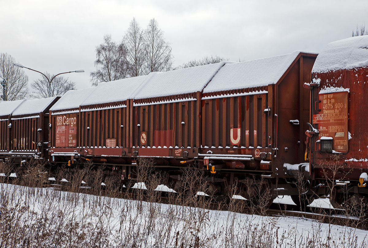 Sechsachsiger Drehgestell-Flachwagen für Coiltransporte mit verschiebbaren Teleskophauben und Lademulden für Coiltransporte der Gattung Sahimms-u 900 (31 80 4876 886-. D-DB), der DB Cargo AG, abgestellt am 17.01.2016 auf dem Betriebsbereich Freien Grunder Eisenbahn der KSW in Herdorf.

Dieser Spezialwagen besitzt Stirnwände, fünf fest im Untergestell eingebaute Mulden und vier verschiebbar angeordnete Stahlhauben (Teleskophauben), die sich einseitig oder zu beiden Wagenenden hin soweit übereinander schieben lassen, dass jeweils 40 % der gesamten Ladelänge freigelegt werden kann. Hierdurch ist eine einfache Beladung des Wagens sowohl von oben als auch von der Seite aus möglich. Der Wagen darf nur mit geschlossenen und verriegelten Hauben verkehren.
Die Wagen haben zum Teil eine vom Boden aus bedienbare Feststellbremse, die auf ein Drehgestell wirkt.

TECHNISCHE DATEN:
Gattungszeichen mit Bauartnummer: Sahimms-u 900
Spurweite: 1.435 mm
Anzahl der Radsätze: 6 (in zwei Drehgestellen)
Länge über Puffer: 15.000 mm
Drehzapfenabstand: 8.000 mm
Achsabstände in den Drehgestellen: 2 x 1.700 mm = 3.400 mm
Wagenhöhe: 4.148 mm
Ladebreite in den Mulden: 2.400 mm
max. Durchmesser der Coils: 2.700 mm
Eigengewicht: 32.570 kg
Max. Zuladung bei Lastgrenze S: 72,0 t (ab Streckenklasse D2)
Max. Zuladung bei Lastgrenze S auf DB-Netz: 87,0 t (ab CE)
max. Tragfähigkeit: 99 t
Höchstgeschwindigkeit: 100 km/h (beladen) / 120 km/h (leer)
kleinster befahrbarer Gleisbogen: R 75 m
Intern. Verwendungsfähigkeit: RIV