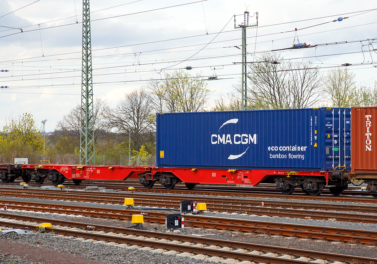 Sechsachsiger Gelenkwagen (Containertragwageneinheit 80´), für den Transport von Großcontainern und Wechselbehältern, der Gattung Sggrs 716 (31 80 4850 122-1 D-DB) am 14.04.2018 im Zugverband bei der Durchfahrt im Bahnhof Friedberg (Hessen).

Bei diesem Wagen handelt es sich um einen ursprünglichen 104-Fuß-Wagen der Bauart Sggmrs 715, welcher ursprünglich für kontinentale Wechselbrückenverkehre beschafft wurde. Aufgrund Veränderung der Ladebehälterstruktur im Containerverkehr, wurden 96 dieser Wagen 2017 in diese Wagen der Bauart Sggrs 716 umgebaut. Der Umbau umfasste hauptsächlich die Kürzung des Wagens von 104 auf 80 Fuß, die Erhöhung der Aufstandshöhe, die Umkonstruktion der seitlichen Abstützung im Bereich der Gelenke sowie den Bremsumbau von Grauguss- (GG) auf innovative lärmarme Kunststoff-Bremssohlen.

TECHNISCHE DATEN:
Spurweite: 1.435 mm
Durchschnittl. Eigengewicht: 28,2 t
Max. Zuladung bei Lastgrenze S: 104 t (ab Streckenklasse D) 
Max. Geschwindigkeit: 100 km/h (leer 120 km/h)
Länge über Puffer:	26.780 mm
Kleinster befahrbarer Gleisbogen: R 75 m 
Bremse: 2 x KE-GP-A  (K)
Bremssohle: Cosid 810
Feststellbremse: Nein
Verwendungsfähigkeit: RIV
