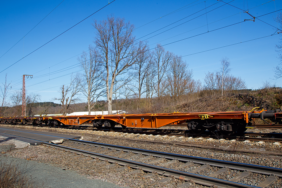 Sechsachsiger Gelenkwagen (Gelenk-Containertragwageneinheit), der Gattung Sggrss 80´ (33 52 4960 050-3 BG-WASCO) der WASCOSA AG (eingestellt in Bulgarien) am 30.03.2021 im Zugverband bei der Durchfahrt in Rudersdorf (Kr. Siegen) an der Dillstrecke (KBS 445) in nördlicher Richtung. 

Diese Gelenkwagen mit sechs Radsätzen sind für den Transport von Großcontainern und Wechselbehältern vorgesehen. Gebaut wurden die Wagen vom bulgarischen Güterwagenhersteller KOLOWAG AD.

Auf den Außenlangträger des Wagens befinden sich für jede vorgesehene Ladeposition feste und klappbare Aufsetzzapfen zum Festlegen der Ladungseinheiten (gemäß UIC- Merkblatt 592-1 und 2) in verschiedenen Kombinationen.

Das aus zwei Wagenhälften bestehende Untergestell ist eine verwindungsweiche, geschweißte Rahmenkonstruktion aus Walz- und Blechprofilen, gebildet aus den Kopfstücken, den Hauptquerträgern und den äußeren Langträgern. In der Wagenmitte befindet sich eine Übersteigmöglichkeit. Die Bereiche über den Drehgestellen sind durch Bleche versteift, die außerdem als Funkenschutzbleche dienen.

Die Verbindung der beiden Wagenhälften besteht aus einem Gelenklager und seitlichen Gleitstücken. Der Wagen trägt die Anschrift „Vorsichtig rangieren“.

TECHNISCHE DATEN:
Spurweite: 1.435 mm
Länge über Puffer: 26.390 mm
Drehzapfenabstand: 2 x 10.395mm
Achsabstand in den Drehgestellen: 1.800 mm
Ladelänge: 2 x 12.220 mm
Höhe der Ladeebene über S.O.: 1.155 mm
Eigengewicht: 26.500 kg
Max. Zuladung bei Lastgrenze S: 108,5 t (ab Streckenklasse D)
Max. Zuladung bei Lastgrenze SS: 93,5 t (ab Streckenklasse C)
Max. Geschwindigkeit: 100 km/h (Lastgrenze SS und leer 120 km/h)
Kleinster befahrbarer Gleisbogen: R 75 m 
Bremse: 2 x MH-GP-A 
Bremssohle: Jurid 816M
Feststellbremse: Ja (auf ein Drehgestell)
Verwendungsfähigkeit: TEN GE