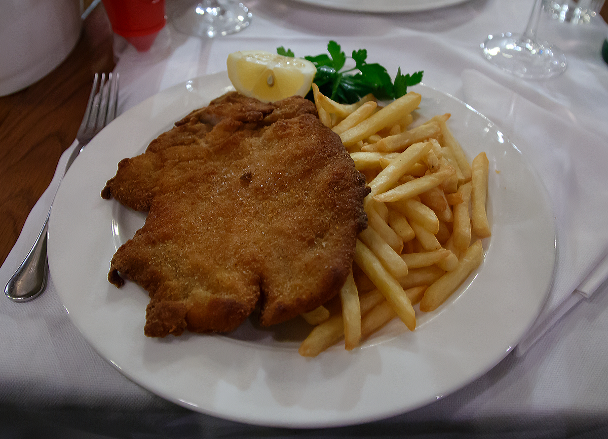 
Sehr leckeres Essen gab es in Milano (der Osteria Italiana am 27.12.2015)...

Cotoletta alla Milanese con Patatine Fritte