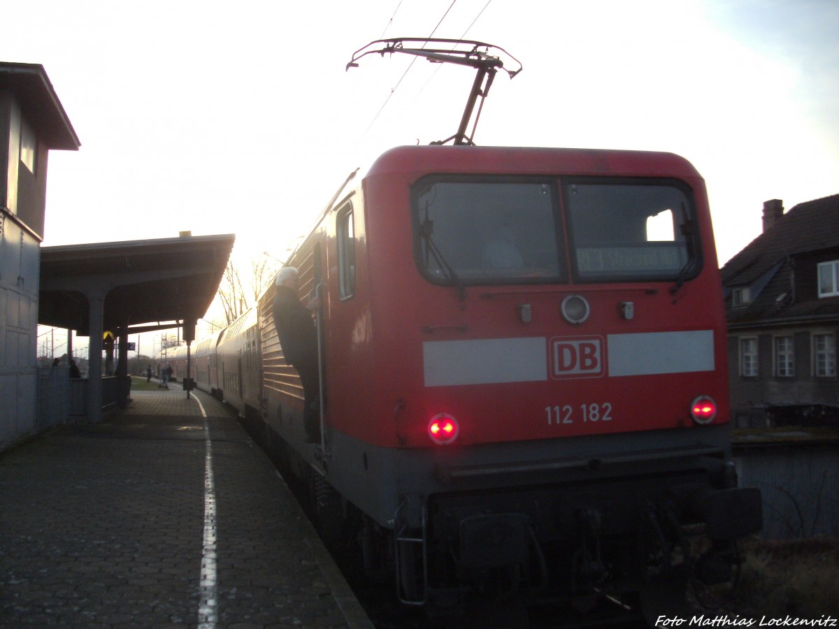 Sehr Selten kam es vor dass der RE3 von Elsterwerda mti ziel stralsund Hbf �ber Stralsund R�gendamm umgeleitet wurde wie hier am 7.1.14, wo 112 182 wie hier Stralsund R�gendamm anfahren musste um zum Hbf weiter zufahren