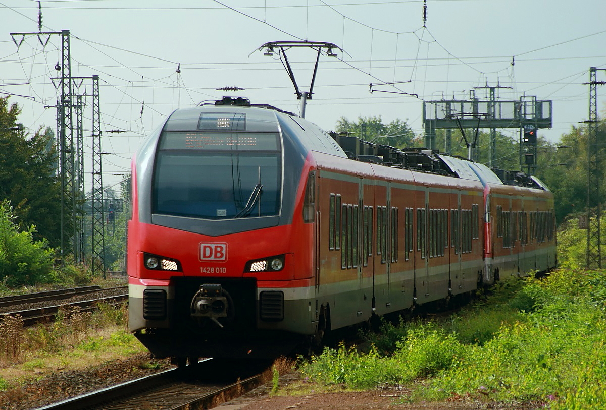 Seit dem 12.12.2016 fährt der vorher von Münster nach Essen verkehrende RE 42 weiter nach Mönchengladbach. Eingesetzt werden auf dieser Verbindung Stadler Flirt 3. Hier kommen der 428 010 und ein weiterer 428 auf ihrer Fahrt von Mönchengladbach nach Münster am 02.09.2017 in Krefeld-Uerdingen an.