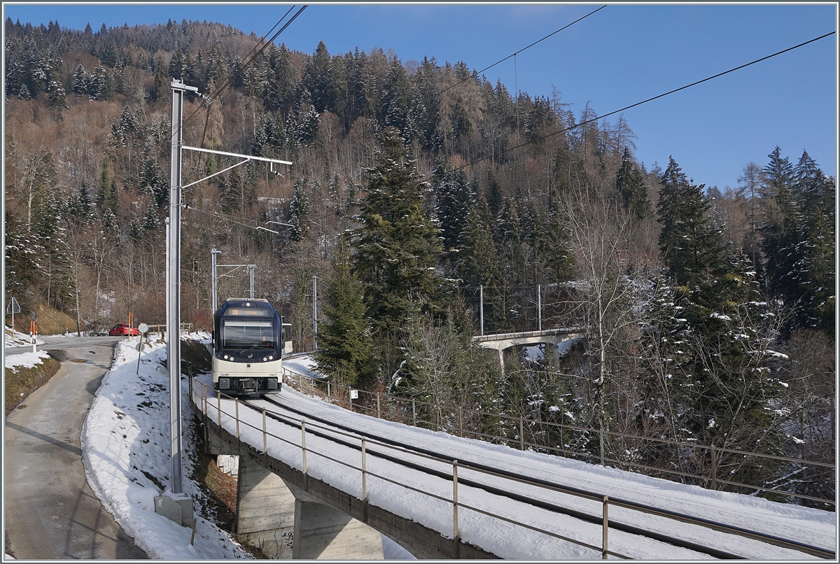 Seit dem Fahrplanwechsel verkehren die bisher nur bis Fontanivent bzw. Sonzier gekommen  Vorortszüge  der MOB wie in den 80ern wieder den ganzen Tag über bis Les Avants. Dazu sind zwei Kompositionen nötig, die wie bisher gesehen, von den CEV MVR SURF GTW ABeh 2/6 gestellte werden. 
Im Bild ist der ABeh 2/6 7501 auf der Fahrt von Les Avant nach Montreux kurz vor Sendy-Sollard auf der Pont Gardiol unterwegs. 

10. Jan. 2021