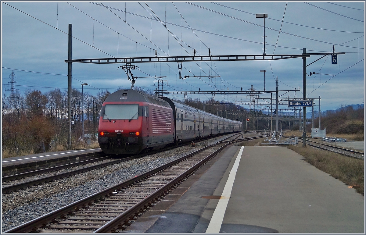 Seit Jahren möchten die Walliser statt komfortabel mit EW IV zu reisen, lieber in Doppelstockzügen transportiert werden. Seit dem Fahrplanwechsel ist nun der Wunsch erfüllt worden, wenigstens am Wochenende mit einzelnen Züge, wobei ich bisher noch im Dunkeln tappe, welche Züge mit IC 2000 oder RABe 511 anstelle der EW IV Umläufe gefahren werden. 
Immerhin konnte ich am 6. Jan. 2019 den IR 1710 in Roches VD als IC 2000 fotografieren. 