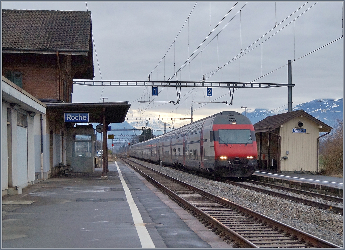 Seit Jahren möchten die Walliser statt komfortabel mit EW IV zu reisen, lieber in Doppelstockzügen transportiert werden. Seit dem Fahrplanwechsel ist nun der Wunsch erfüllt worden, wenigstens am Wochenende mit einzelnen Züge, wobei ich bisher noch im Dunkeln tappe, welche Züge mit IC 2000 oder RABe 511 anstelle der EW IV Umläufe gefahren werden. 
Immerhin konnte ich am 6. Jan. 2019 den IR 1710 in Roches VD als IC 2000 fotografieren. 