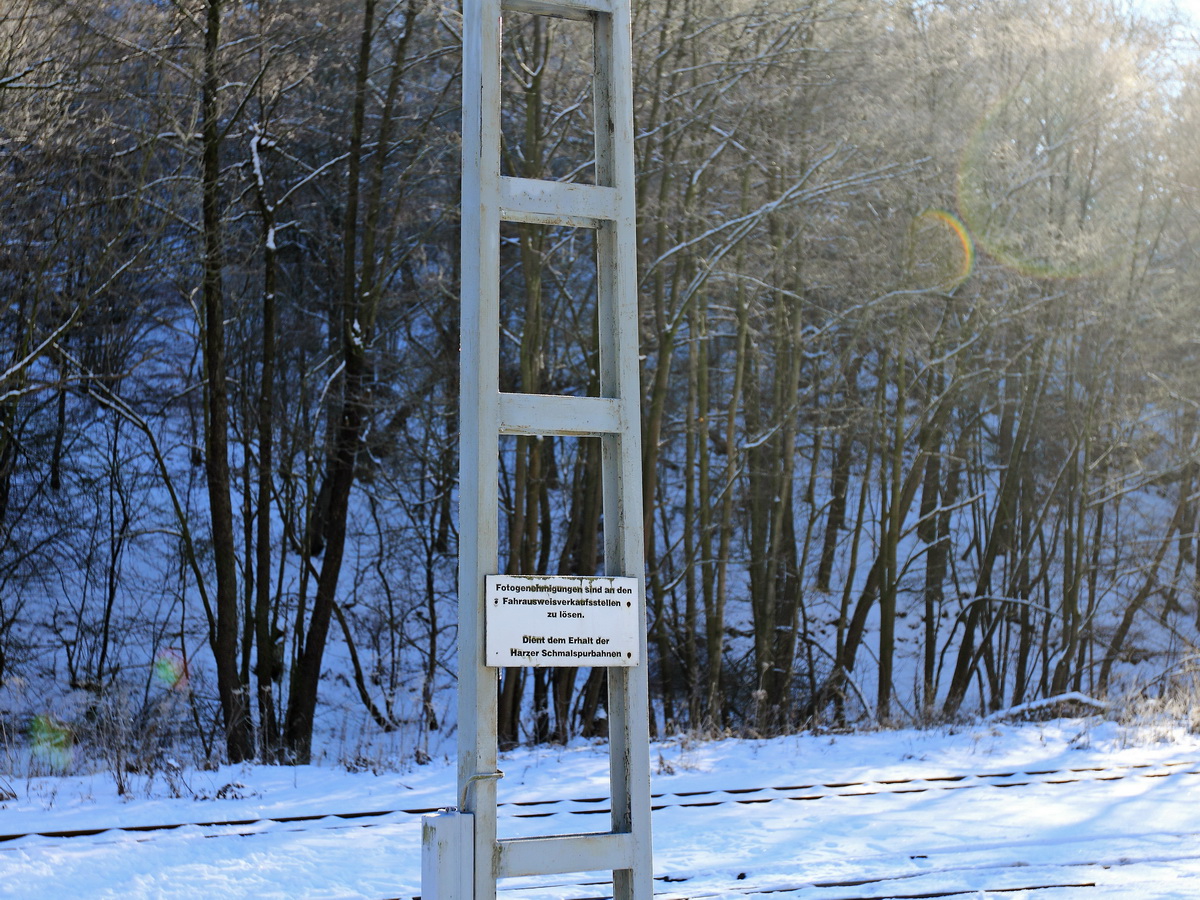 Seit Jahren steht dieses Schild im (nun geschlossenen) Bahnhof Alexisbad. Gesehen am 22. Januar 2017.