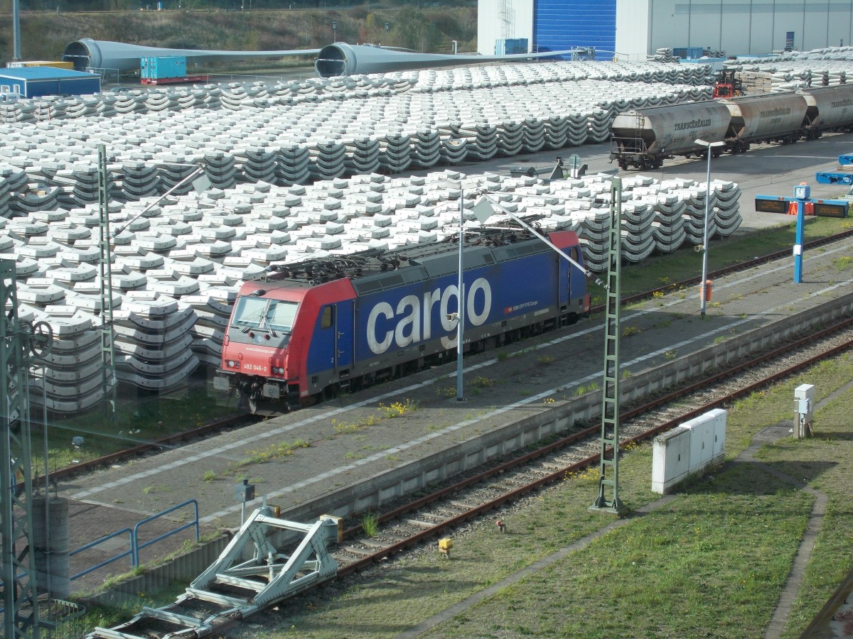 Seit längerem ist im Mukraner Normalspurbereich mal wieder ein Zug aufgetaucht.Die Schweizer Re482 046-0 brachte einen Getreidezug hierher.Am 20.Oktober 2014 stand die Lok am Mukraner Bahnsteig. 