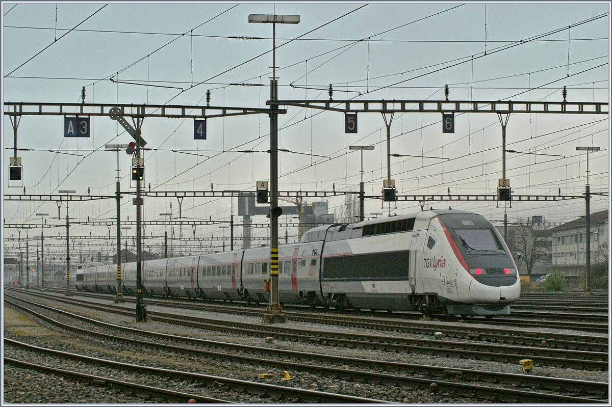 Seit langem schon, wenn auch etwas halbherzig verfolgte ich die Idee, einen TGV mit Formsignalen zu fotografieren. In zwischen La Plaine und Bellgarde waren die Formsignal schneller ersetzt, als ich dachte und Karlsruhe war mir etwas zu weit. Nun bin ich überraschend doch noch zu einem Formsignalbild mit TGV gekommen: Der in Bern von Paris ankommende TGV 9225 (22:51) wird bis zur Rückfahrt am nächsten Tag als TGV 9216 von Bern (ab 11:10) nach Paris im Rangierbahnhof Biel abgestellt. Das Bild zeigt den TGV 4415, welche auf die Fahrt nach Bern wartet. 

15. April 2019