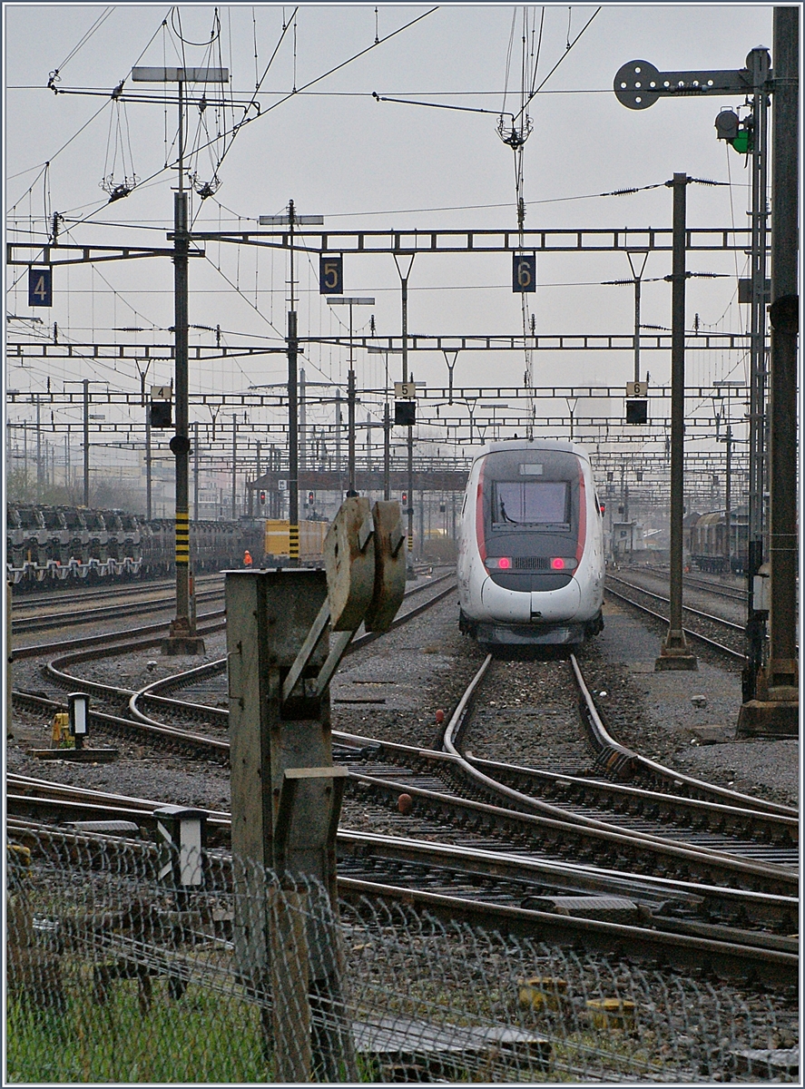 Seit langem schon, wenn auch etwas halbherzig verfolgte ich die Idee, einen TGV mit Formsignalen zu fotografieren. In zwischen La Plaine und Bellgarde waren die Formsignal schneller ersetzt, als ich dachte und Karlsruhe war mir etwas zu weit. Nun bin ich überraschend doch noch zu einem Formsignalbild mit TGV gekommen: Der in Bern von Paris ankommende TGV 9225 (22:51) wird bis zur Rückfahrt am nächsten Tag als TGV 9216 von Bern (ab 11:10) nach Paris im Rangierbahnhof Biel abgestellt. Das Bild zeigt den TGV 4415, welche auf die Fahrt nach Bern wartet. 

15. April 2019