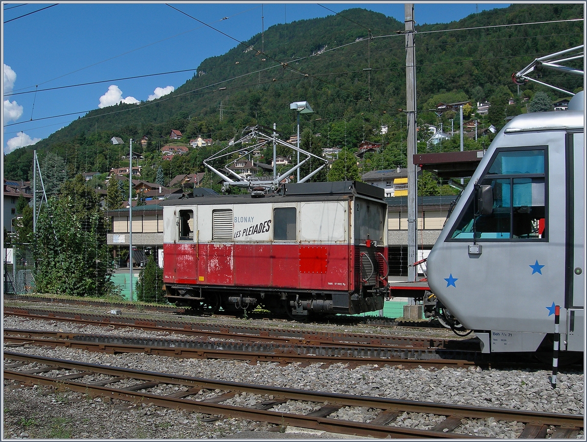 Seit der Revision der CEV HGe 2/2 N° 1 ist die ebenfalls 1911 gebauten HGe 2/2 N° 2 eher selten zu sehen. Hier zeigt sie sich kurz mit einen Fahrleitungsmontagewagen in Blonay.
16. August 2016