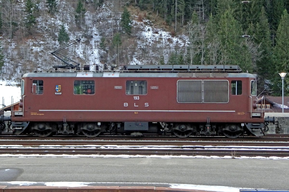 Seitenblick auf BLS 193 in Kandersteg am 2 Januar 2020.