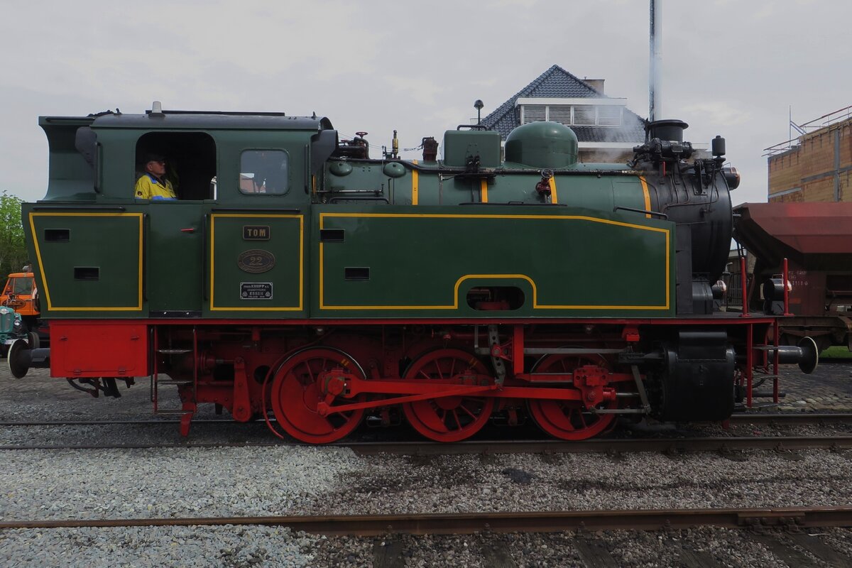 Seitenblick auf Ex-Hoogovens Lok 22 TOM am grauen Morgen von 6 Mai 2023 in Maldegem während das Dampfwochenende der SCMs. Wegen Kontroversen über Umweltfeindliche Gasausstösse entscheidete Tata Steel (ehemahlige Hoogovens) die zwei für Exkursionen eingesetzte Dampfloks 'TOM' und 'BONNE' los zu werden; TOM hat ins SCM ein vorlaufiges neues Heimat gefunden. Inzwischen ist die Feinstaub/Grobstaub Kontroverse ausreichend eskaliert, dass TOM (22) noch einige Jahren bei das Stoomcentrum Maldegem verbleiben soll.