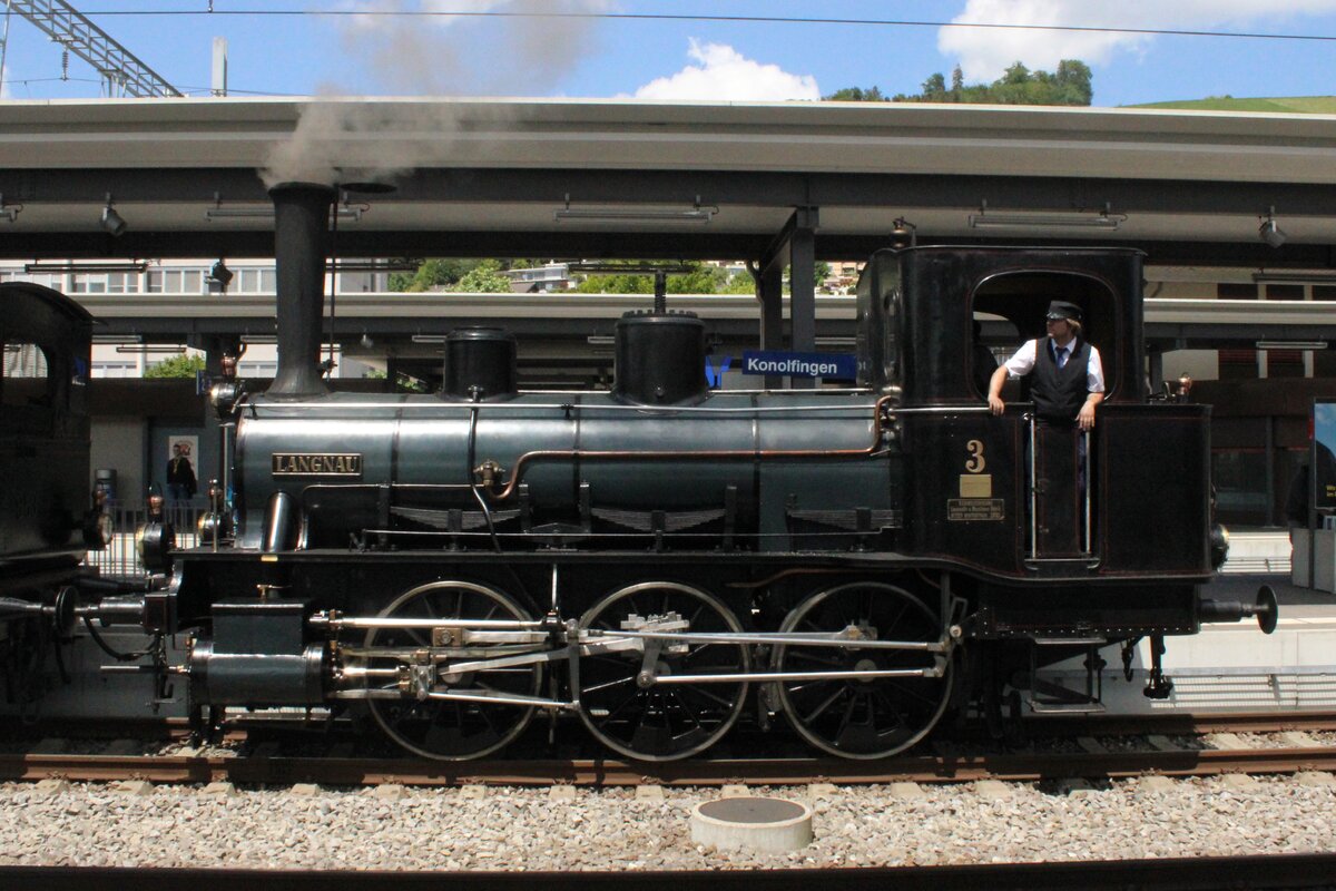 Seitenblick auf Lok-3 LANGNAU der DBB in Konolfingen am 18 Mai 2025.