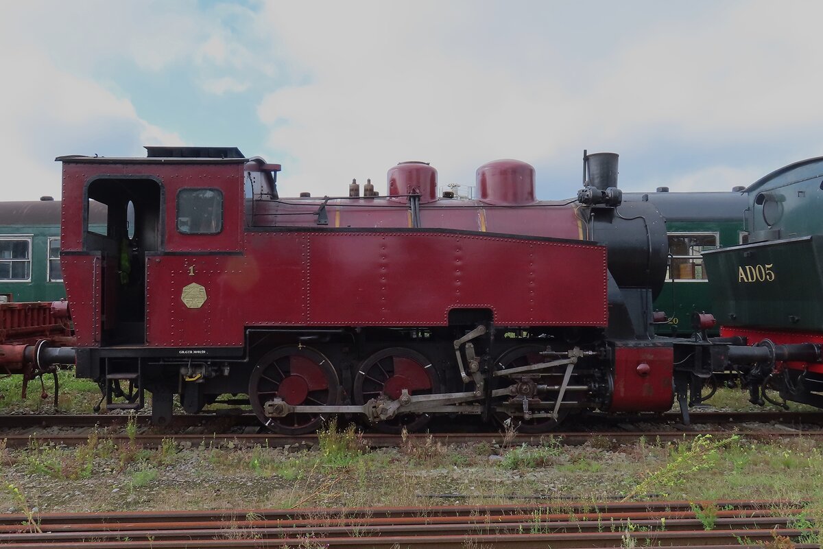 Seitenblick auf SA01 der CFV3V in Mariembourg am grauen Morgen von 22 September 2023.
