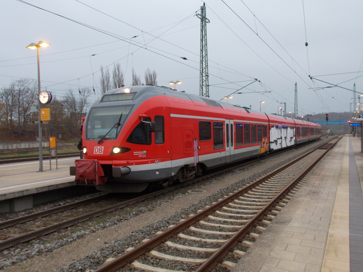 Selbst der 429 029-2 wurde Opfer von den Graffitisprühern.Aufgenommen am 16.November 2014 in Bergen/Rügen.