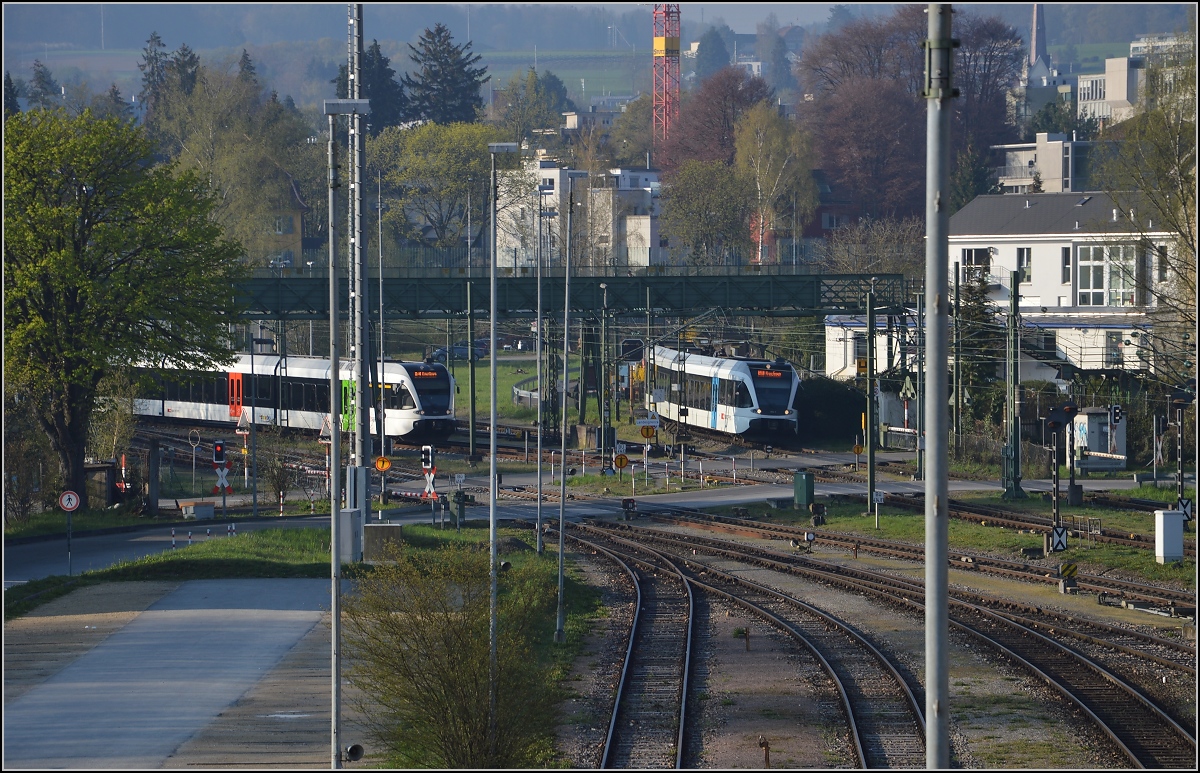 Seltsamerweise fährt die S14 aus Kreuzlingen ein wenig langsam, während sich links der neue RE aus St.Gallen nähert. Konstanz, April 2016.