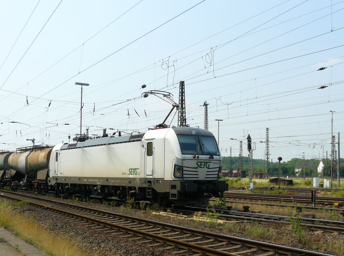 SETG (Salzburger Eisenbahn Transportlogistik GmbH) Vectron loc 193 831 Rangierbahnhof Oberhausen West Deutschland 03-07-2015.


SETG (Salzburger Eisenbahn Transportlogistik GmbH) Vectron loc 193 831 rangeerterrein Oberhausen West, Duitsland 03-07-2015.