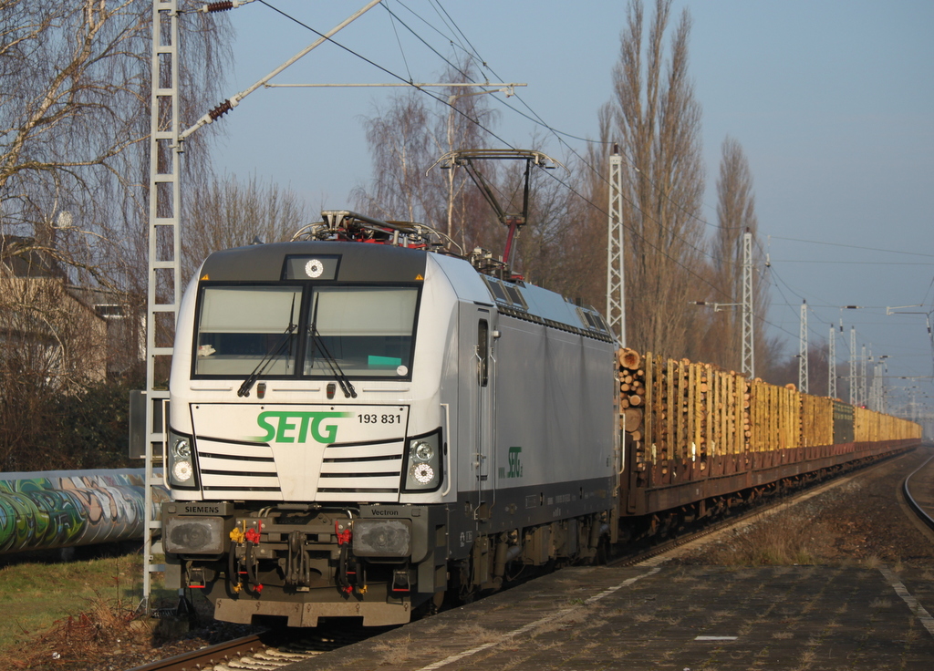 SETG-Vectron 193 831-5 mit Holzzug von Rostock-Bramow nach Stendal-Niedergrne bei der Durchfahrt um 09:27 Uhr im Haltepunkt Rostock-Holbeinplatz.14.02.2015