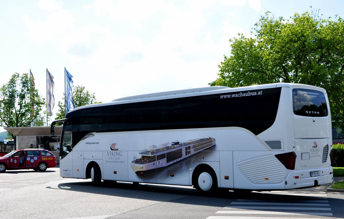 Setra 15 HD von Zw�lfer Reisen aus Nieder�sterreich in Krems unterwegs.