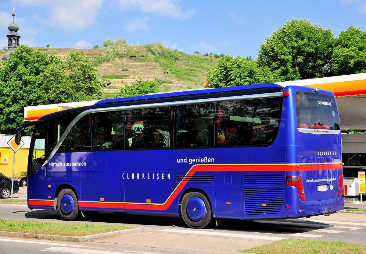 Setra 411 HD aus Wien am 24. Mai 2014 in Krems gesehen.