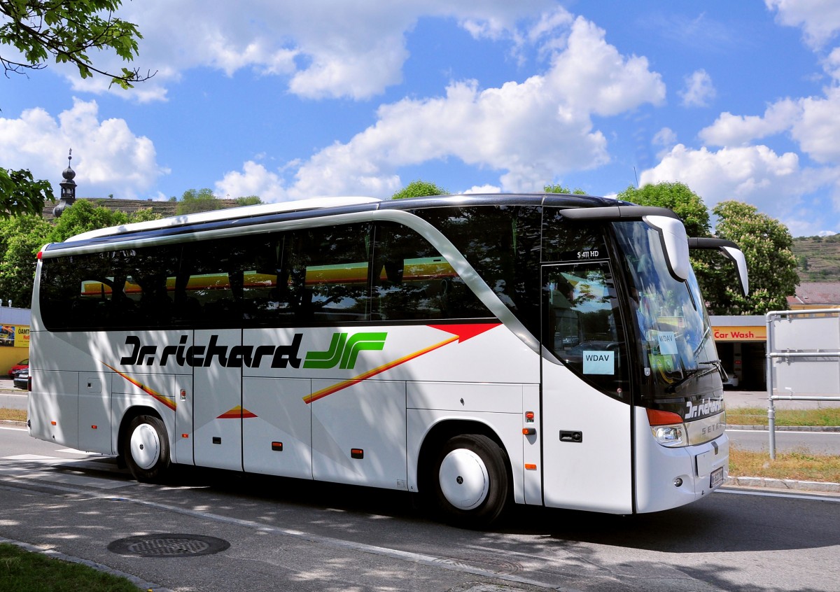 Setra 411 HD von Dr. Richard/Wien am 10.5.2014 in Krems gesehen.