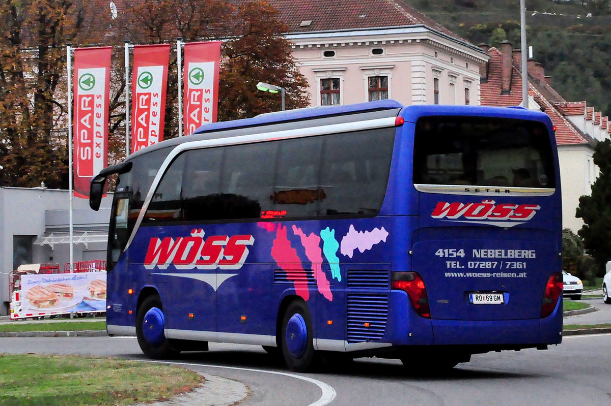 Setra 411 HD von Freidrich W�ss aus Ober�sterreich in Krems unterwegs.