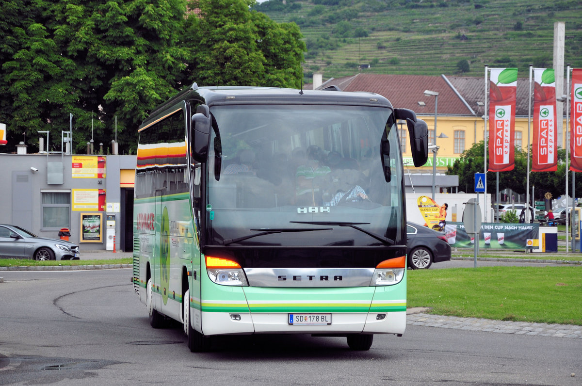 Setra 411 HD von Leidinger Reisen aus �sterreich in Krems gesehen.