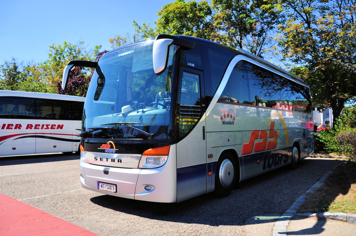 Setra 411 HD von SAB Tours aus Obersterreich in Krems gesehen.