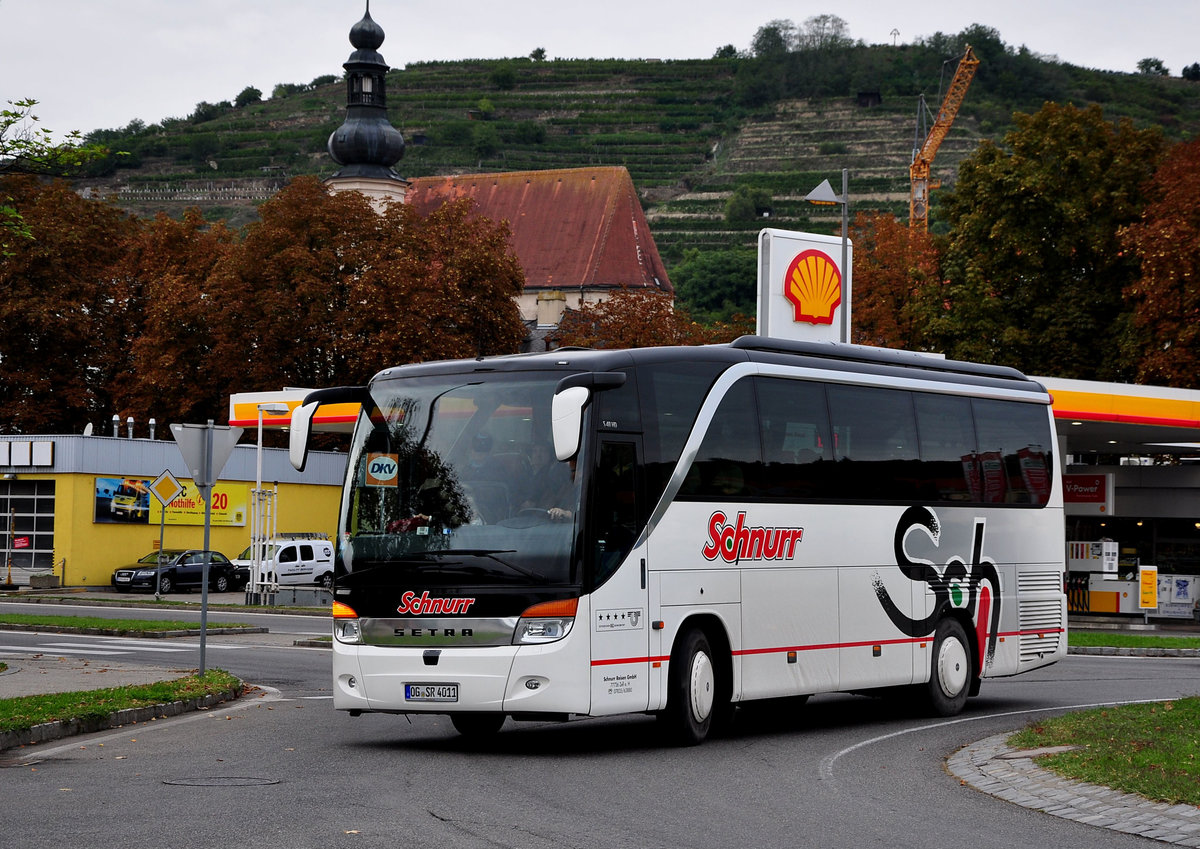 Setra 411 HD von Schnurr Reisen aus der BRD in Krems gesehen.