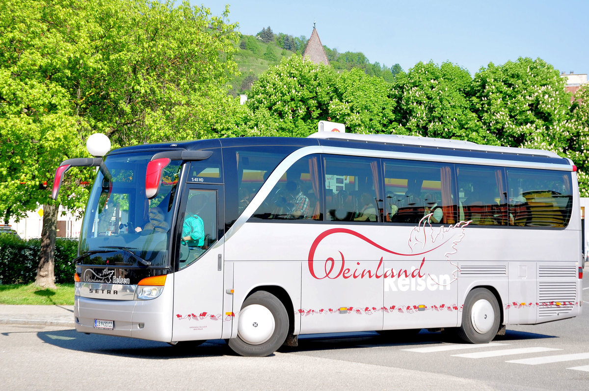 Setra 411 HD von Weinland Reisen aus �sterreich in Krems gesehen.
