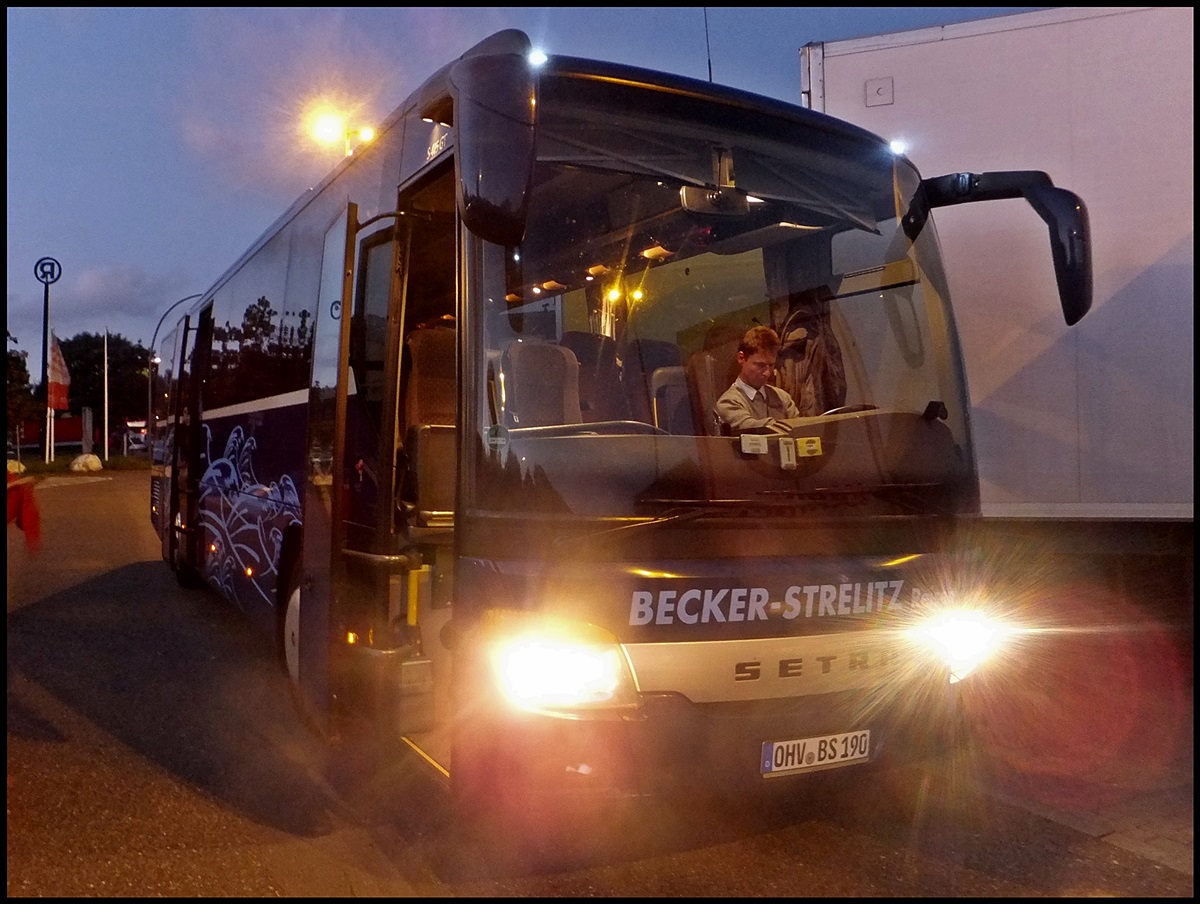 Setra 415 GT von Becker-Strelitz Reisen aus Deutschland bei einer Raststtte Nhe Hamburg.