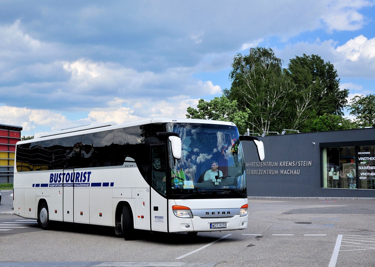 SETRA 415 GT-HD von BUSTOURIST aus Polen am 22.5.2013 in Krems unterwegs.